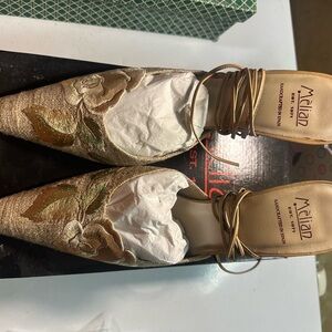 Women's Floral Embroidered Shoes - Tan